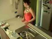 Мокрая девка мастурбирует на кухне