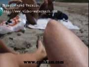 Смотреть онлайн как уставшая пьяная девка сосет на пляже